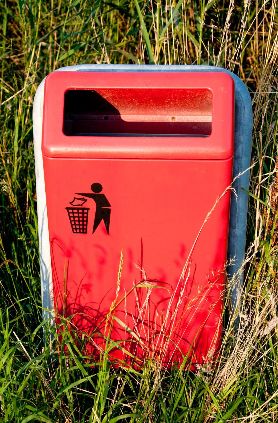 Free Image of Trashcan in park 