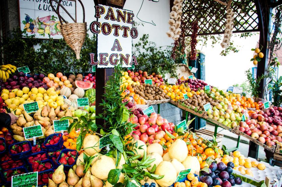 Free Image of fruit and vegetables vendor italy 