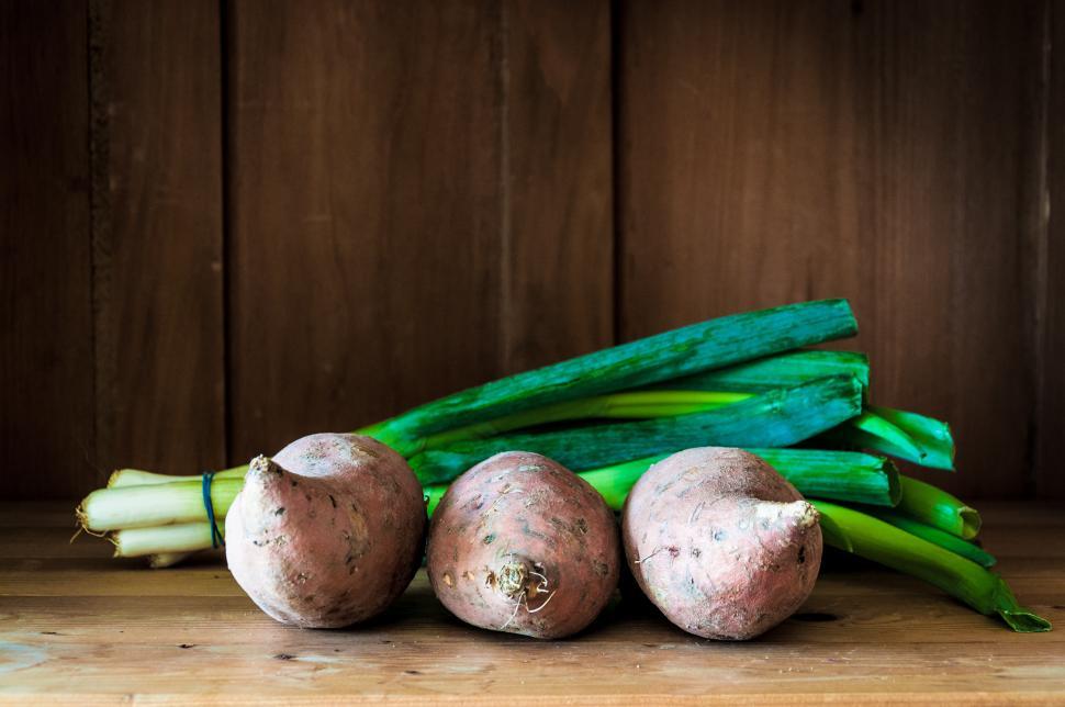 Free Image of sweet potatoes on wooden background 