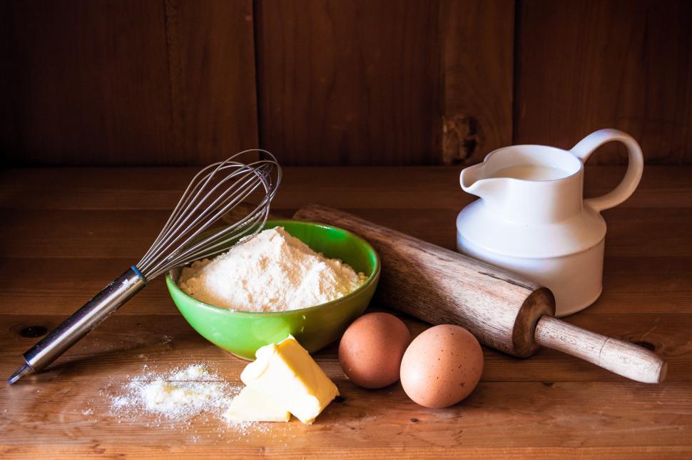 Free Image of Baking cake ingredients, milk, flour, eggs 