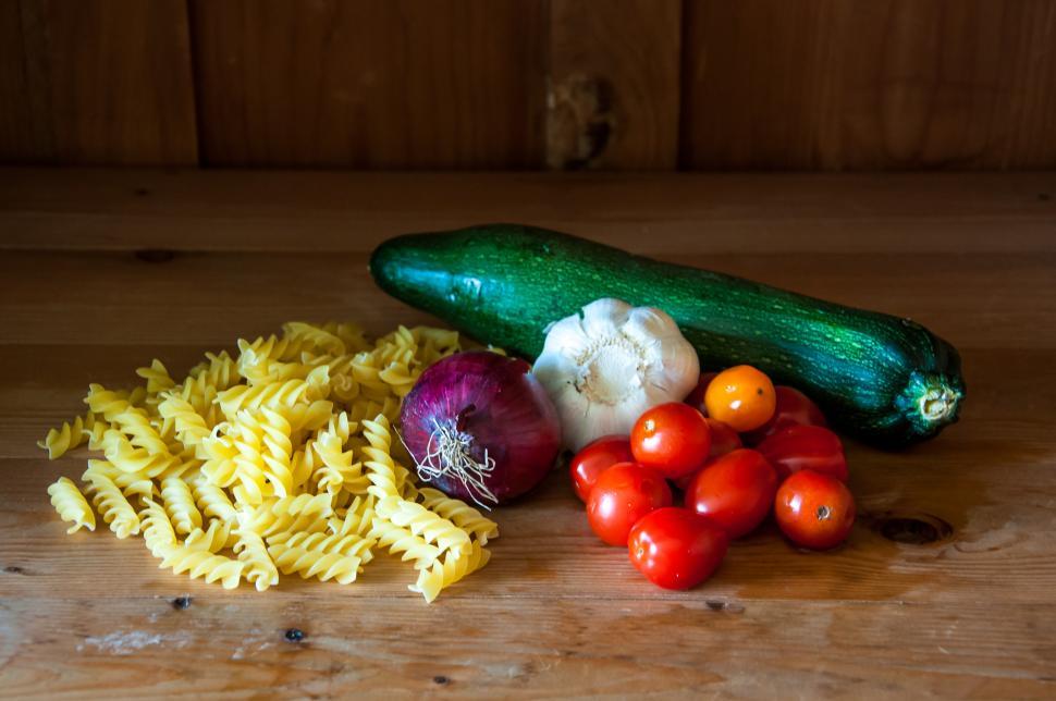 Free Image of Pasta and fresh vegetables 