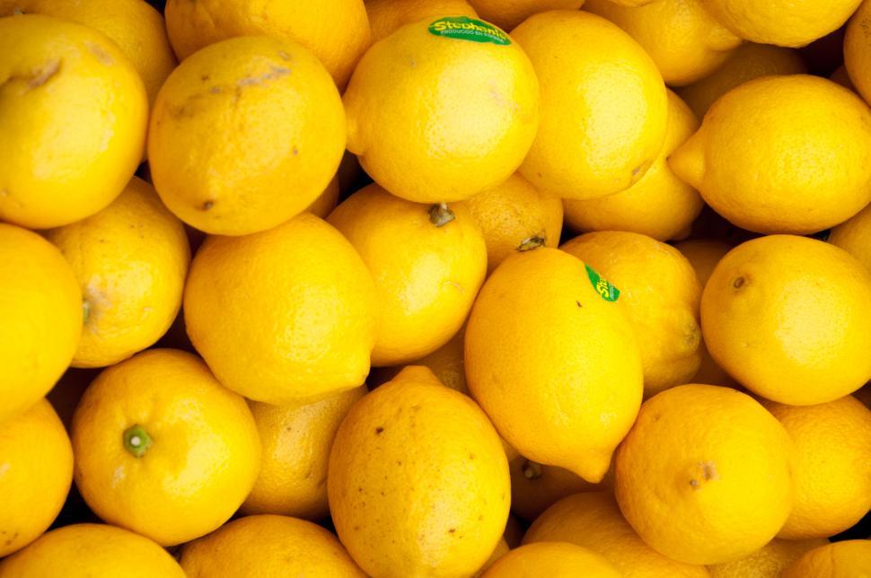 Free Image of Colorful Display Of Lemons In Market 