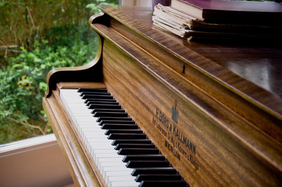 Free Image of piano keys 