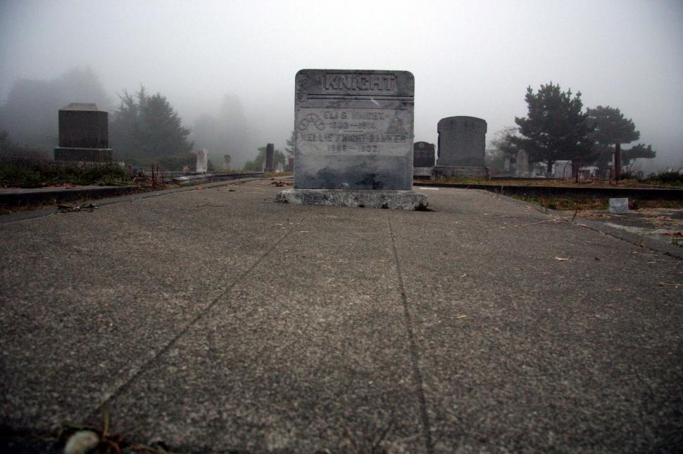 Free Image of Single headstone 