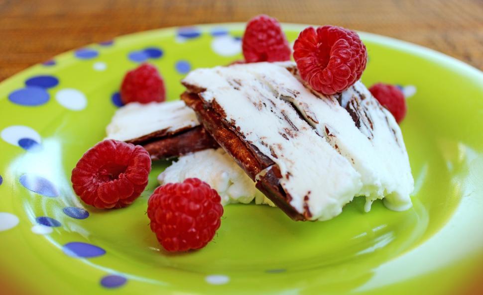 Free Image of Close-up of ice-cream and berries 