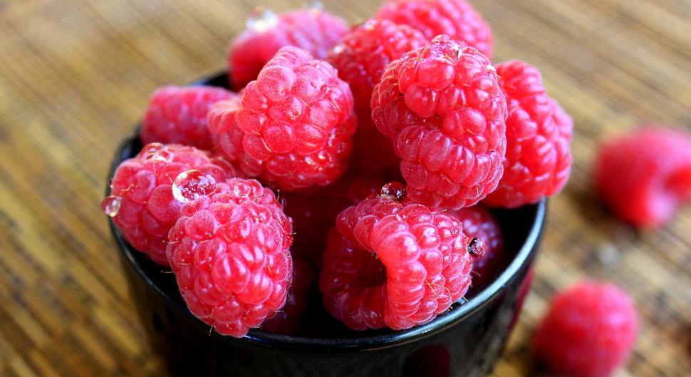 Free Image of Fresh raspberries with water drops 