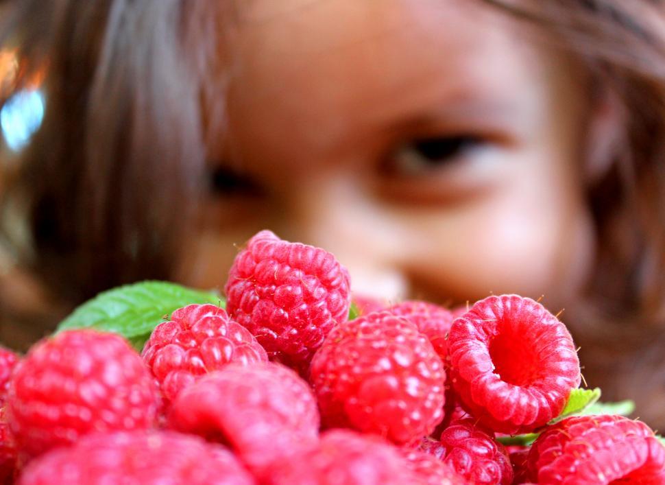 Free Image of girl and raspberries 