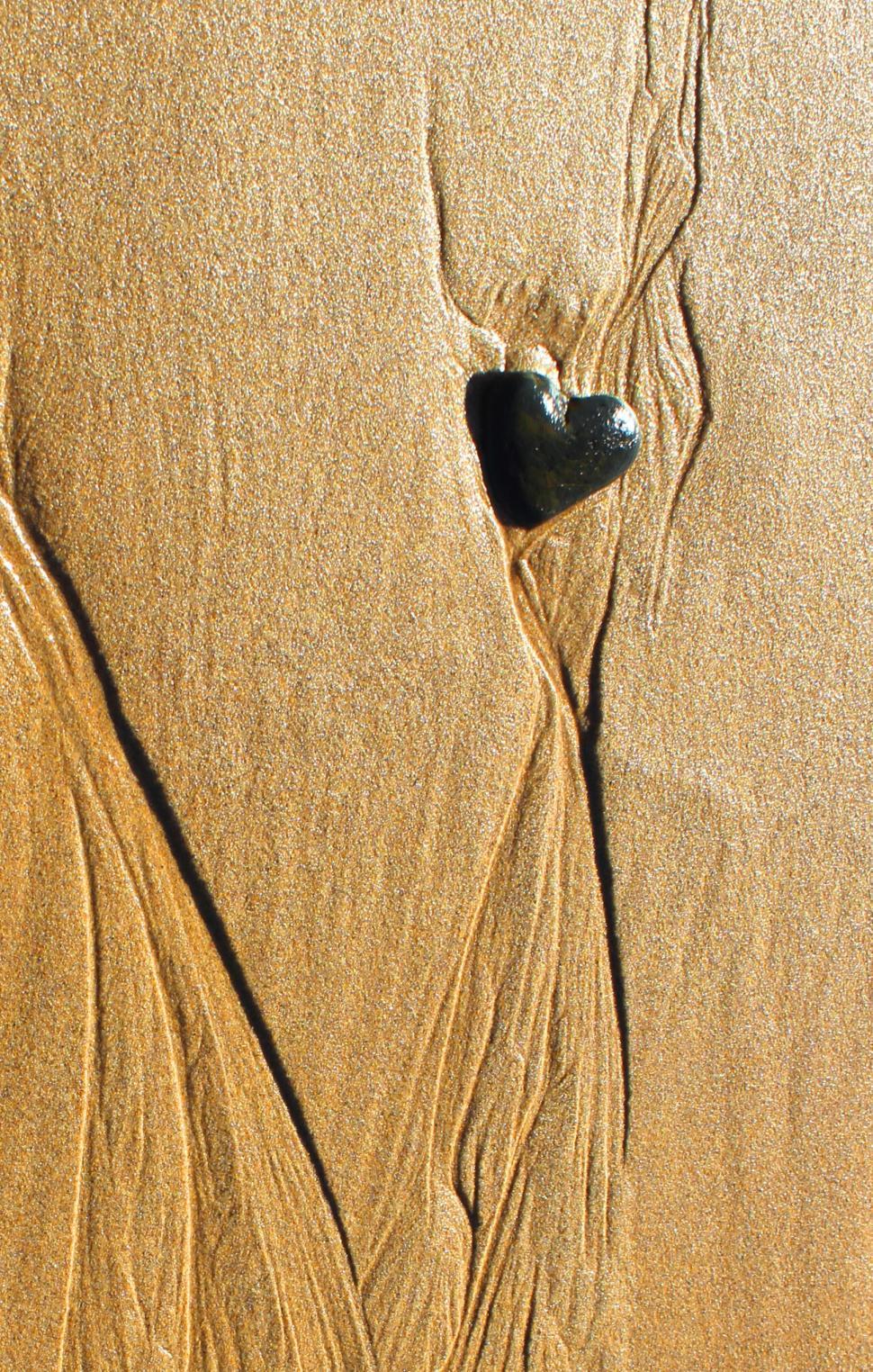 Free Image of Heart-shaped pebble 