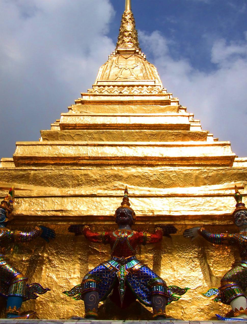 Free Image of Guardians lifting the Pagoda - Wat Phra Kaew - Bangkok - Thailan 