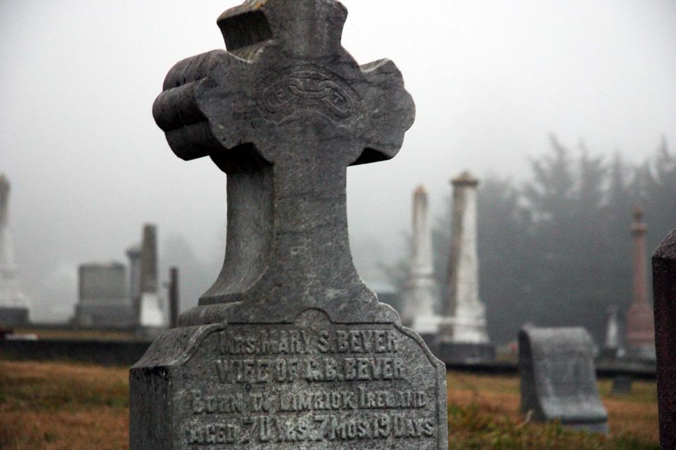Free Image of Old headstone 