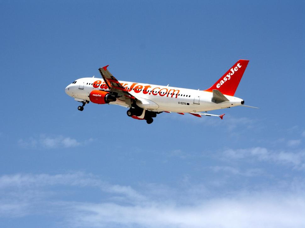 Free Image of Passenger jet at take-off 
