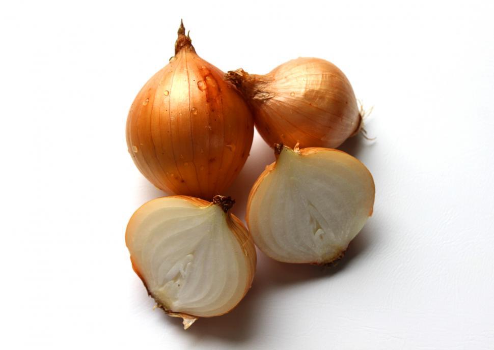Free Image of Fresh onion bulbs isolated on white background 