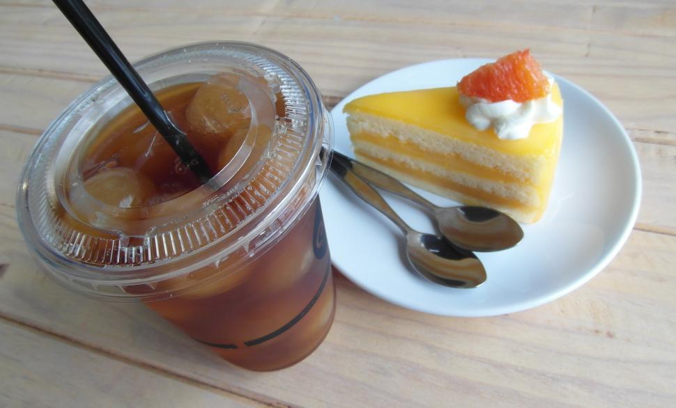 Free Image of Iced Tea and Cake 