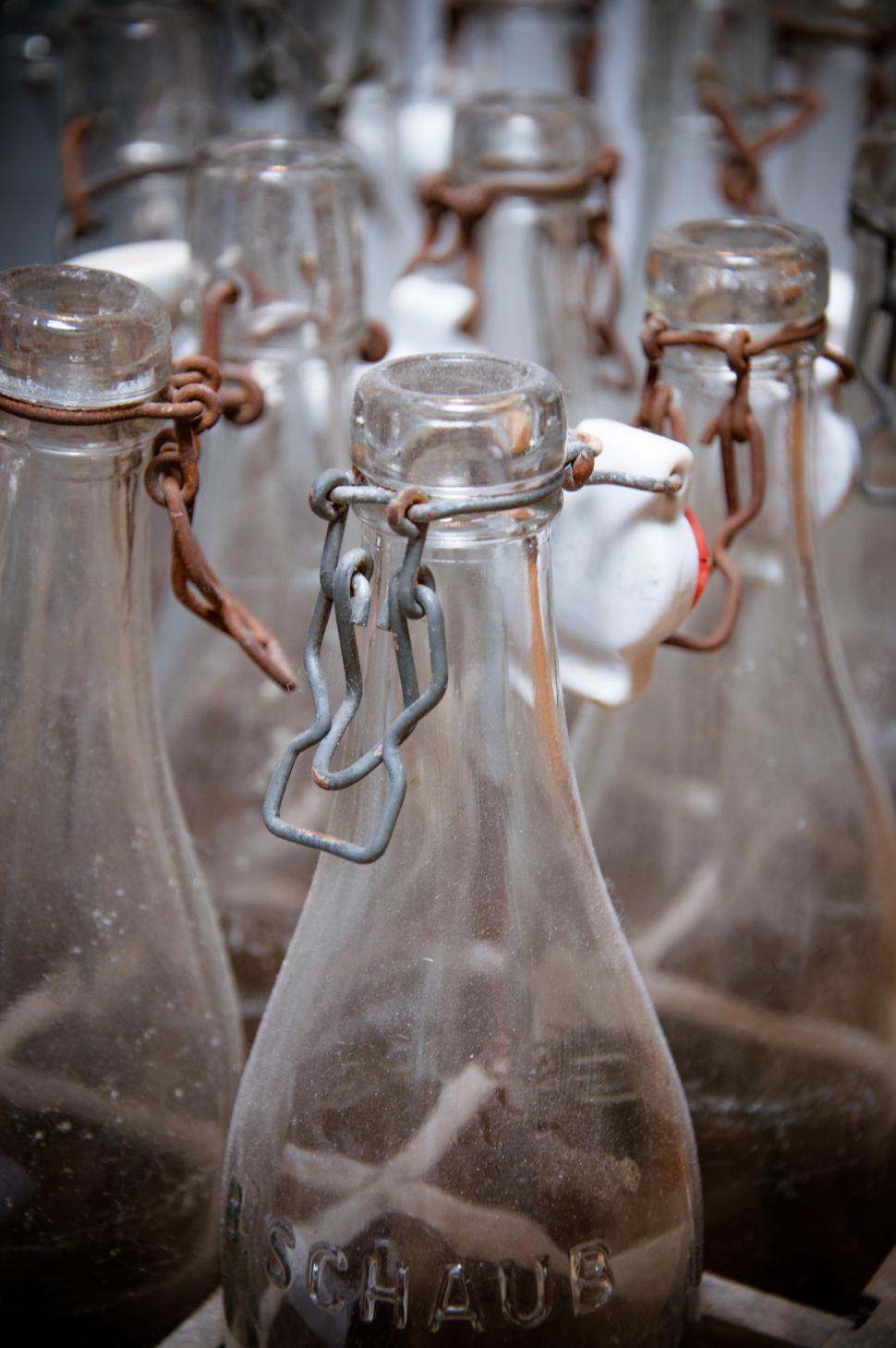 Free Image of old bottles in wooden box 