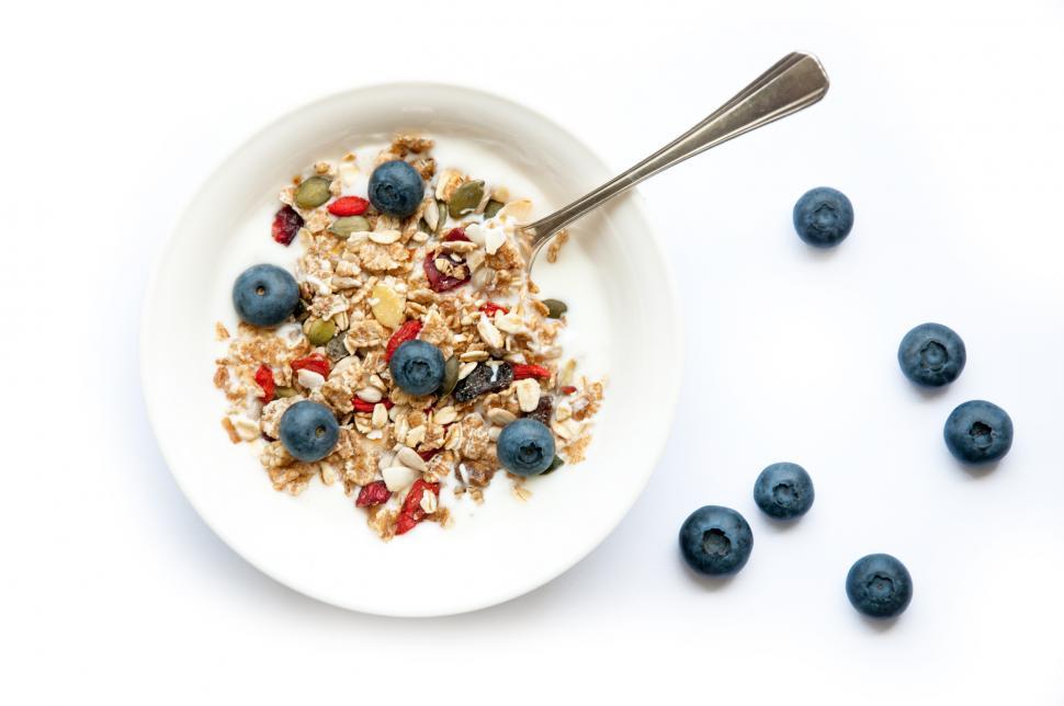 Free Image of yogurt with superfood granola and blueberries 