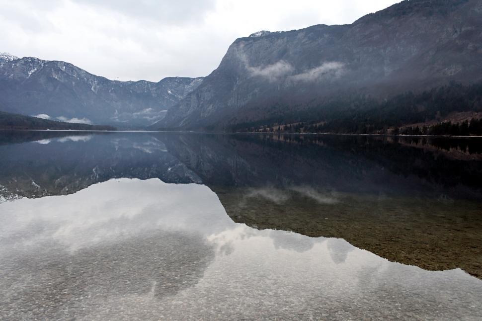 Free Image of The alpine lake 