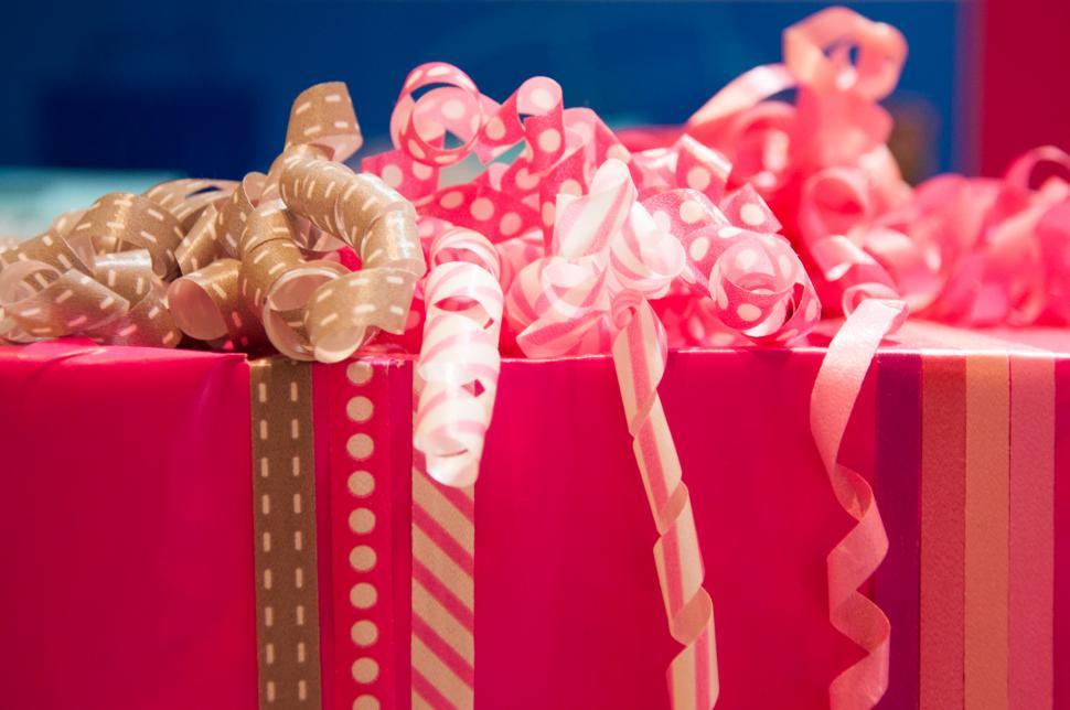 Free Image of gift wrapping with ribbons  
