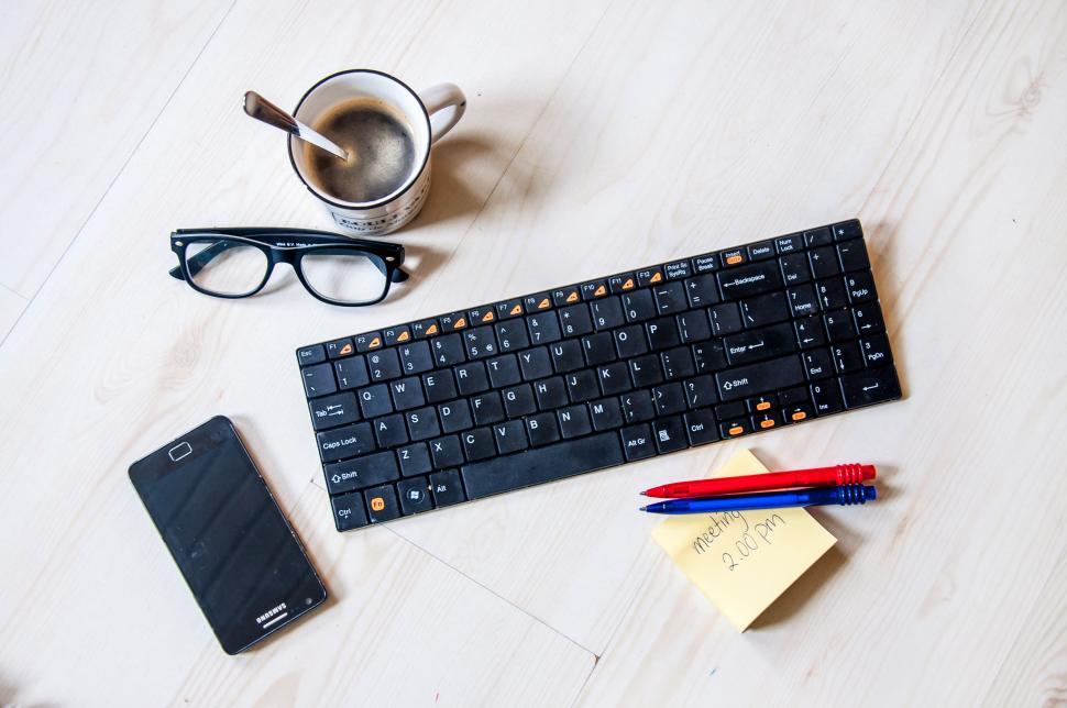 Free Image of coffee cup and office supplies 