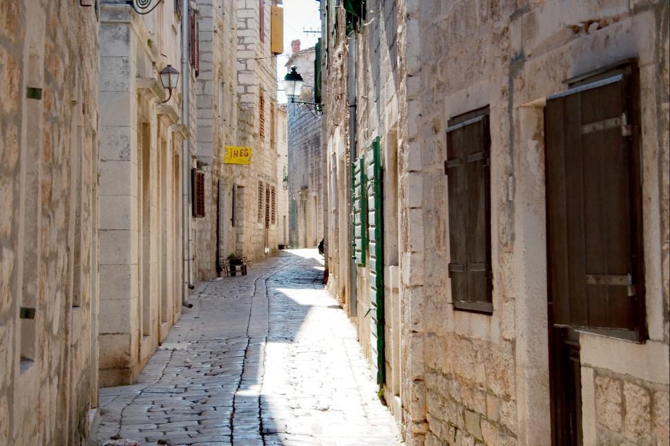 Free Image of The middle street 