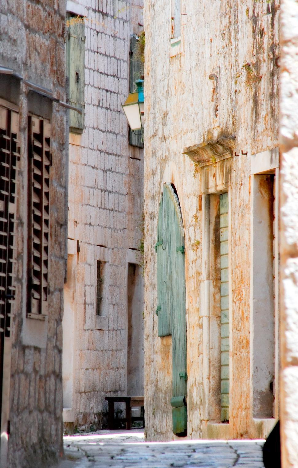 Free Image of Narrow street 