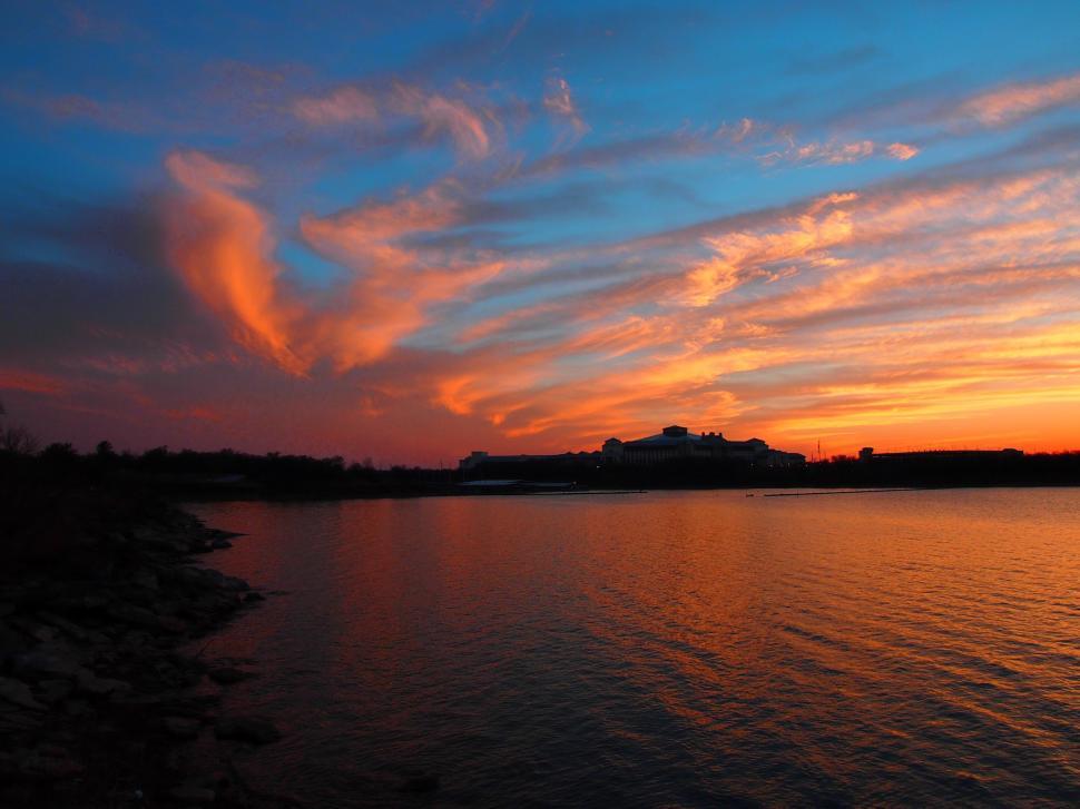 Free Image of Beautiful sunset over water 