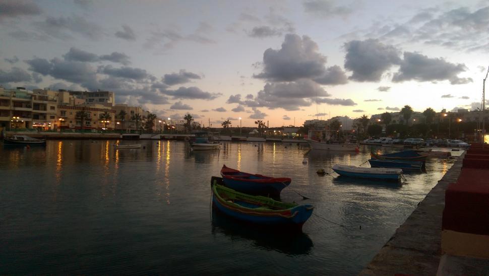 Free Image of Beautiful sunset over marina  