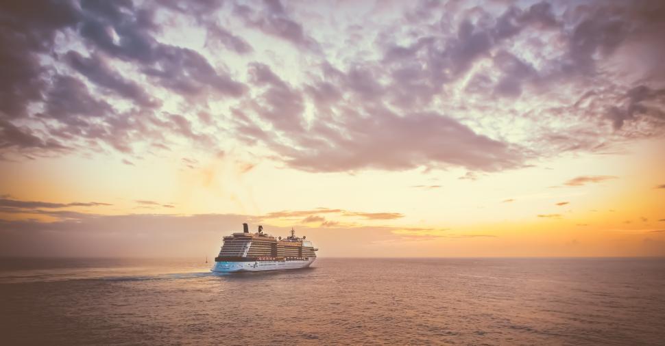 Free Image of Cruise liner 