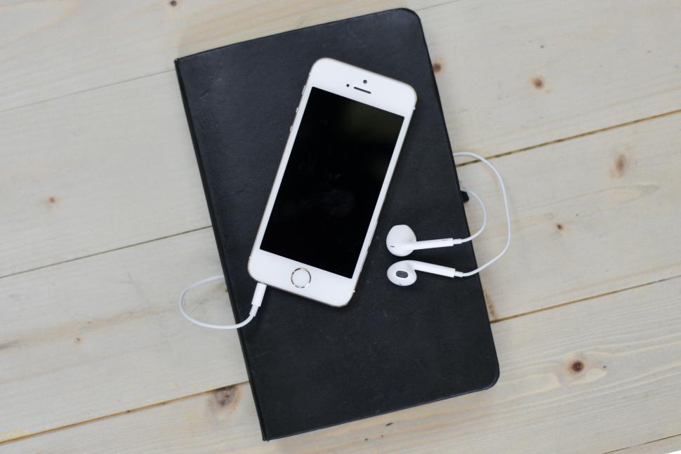 Free Image of Mobile phone with earbuds 
