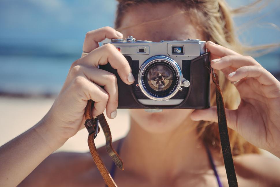 Free Image of Woman takes a photo 
