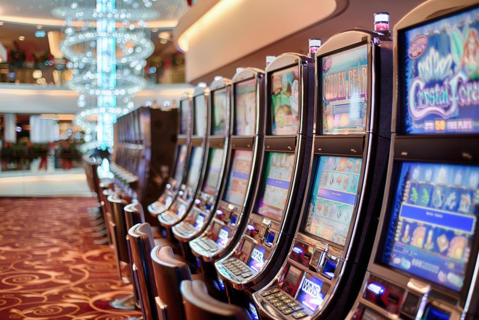 Free Image of Slots machines in a casino 