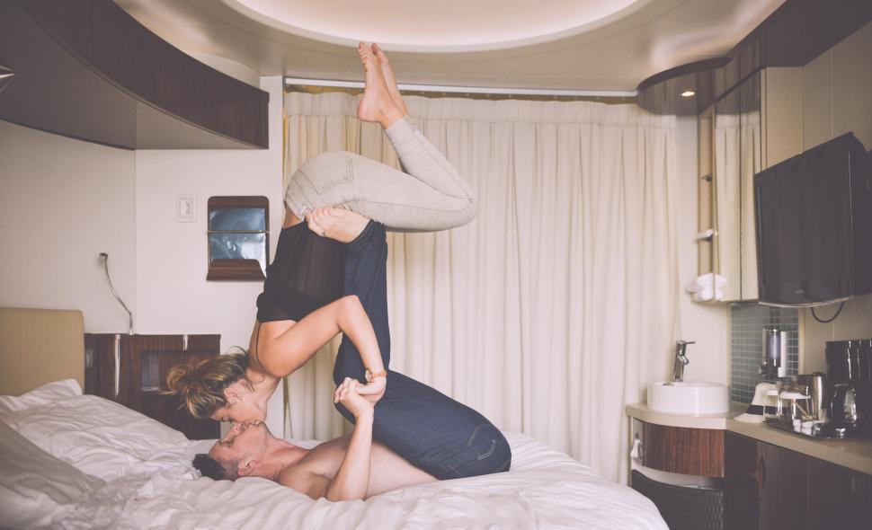 Free Image of Couple kissing 