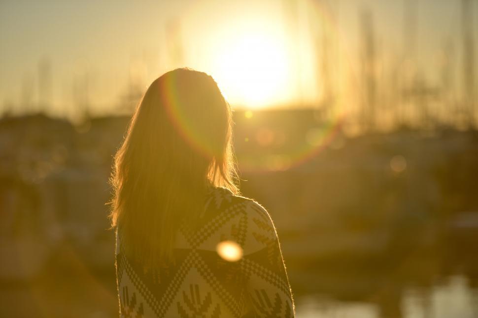 Free Image of Sunset woman 
