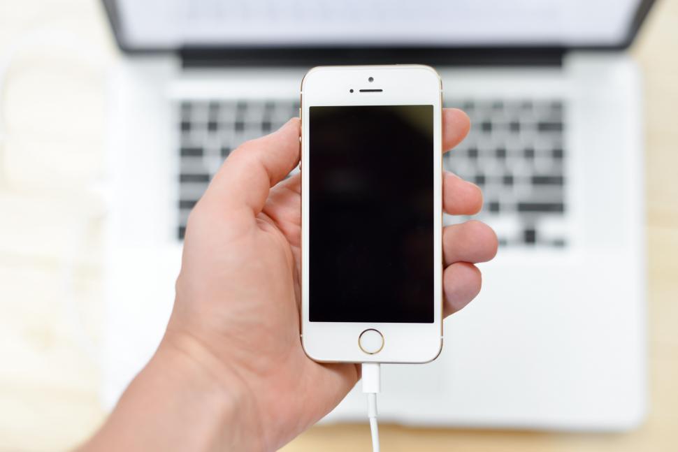 Free Image of Hand holding mobile phone 