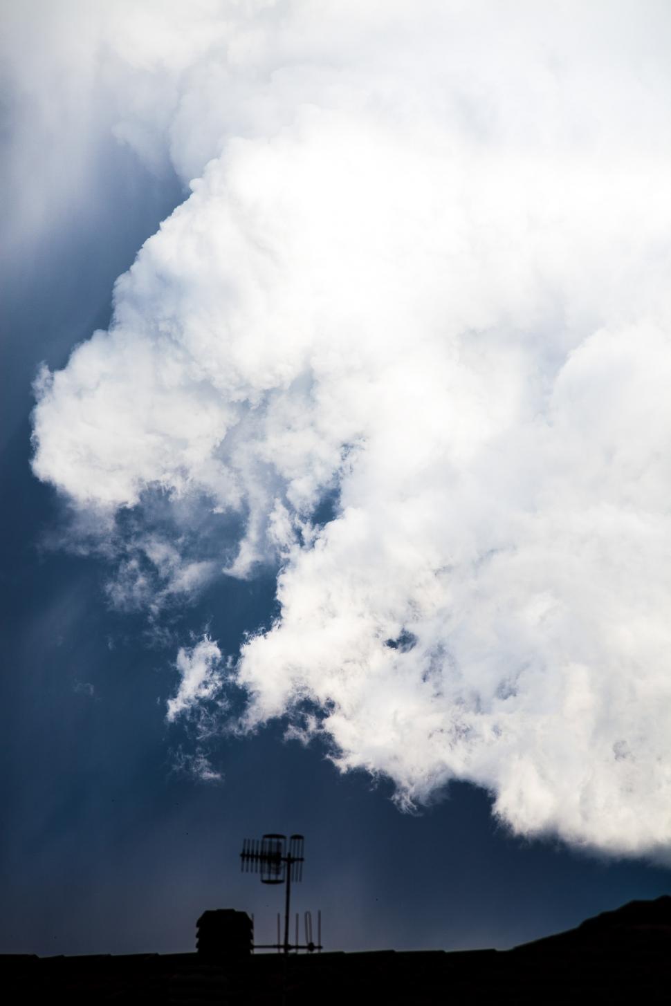 Free Image of Grey and white clouds 