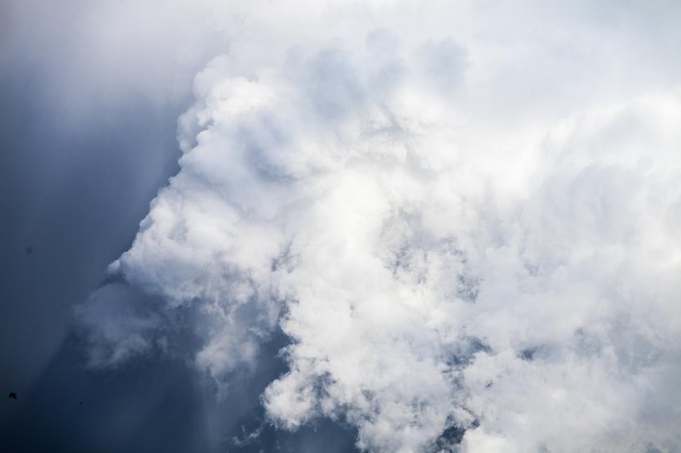 Free Image of Grey and white clouds 