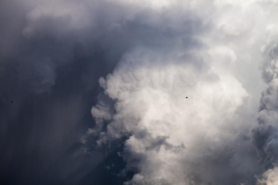 Free Image of Grey and white clouds 