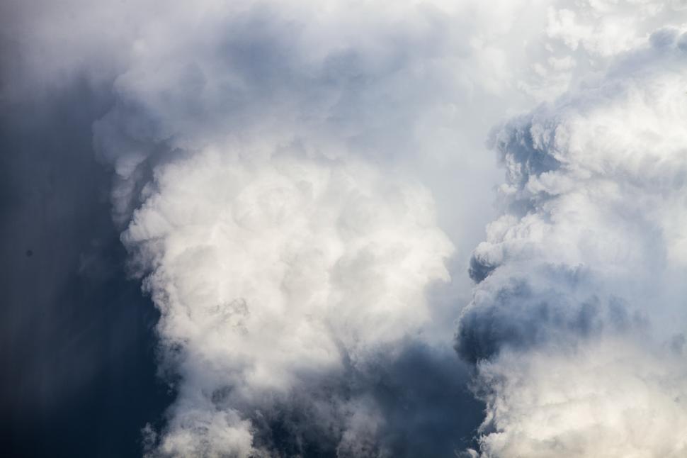 Free Image of Grey and white clouds 