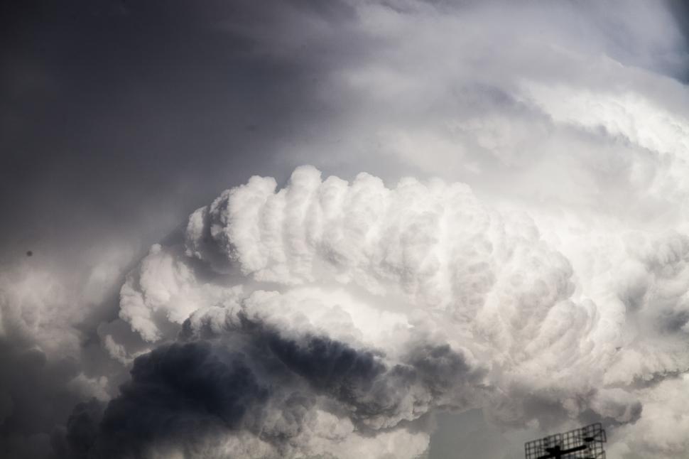 Free Image of Grey and white clouds 