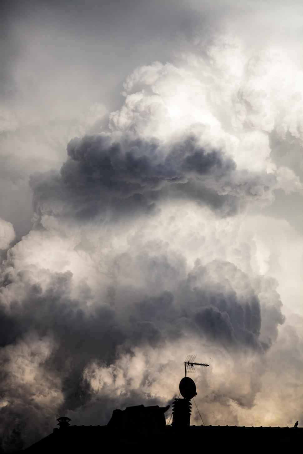 Free Image of Grey and white clouds 