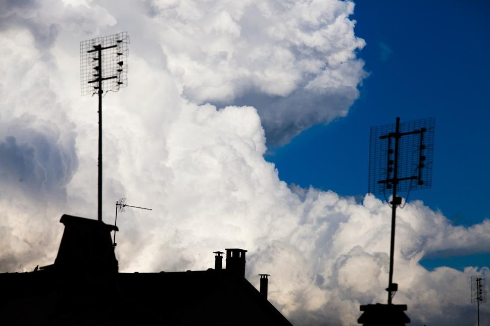 Free Image of Grey and white clouds 