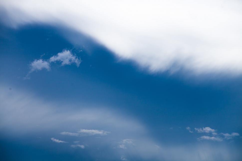 Free Image of Grey and white clouds 