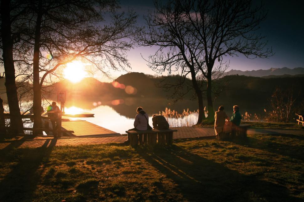 Free Image of Sunset behind the mountains 