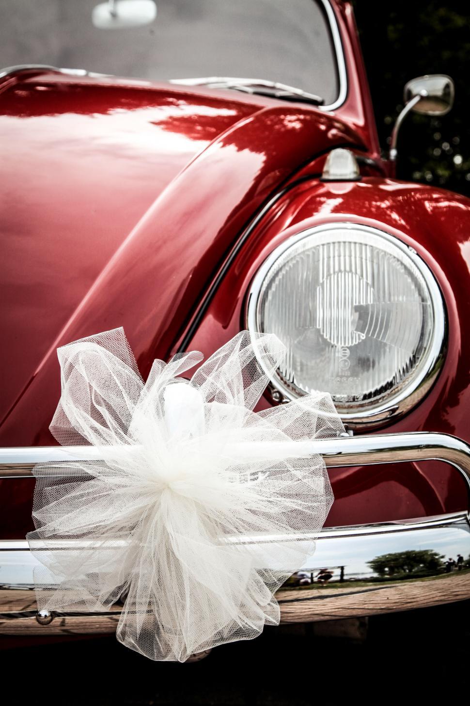 Free Image of Vintage wedding car 