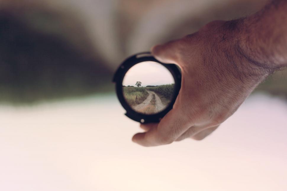Free Image of Hand holding a camera lens 