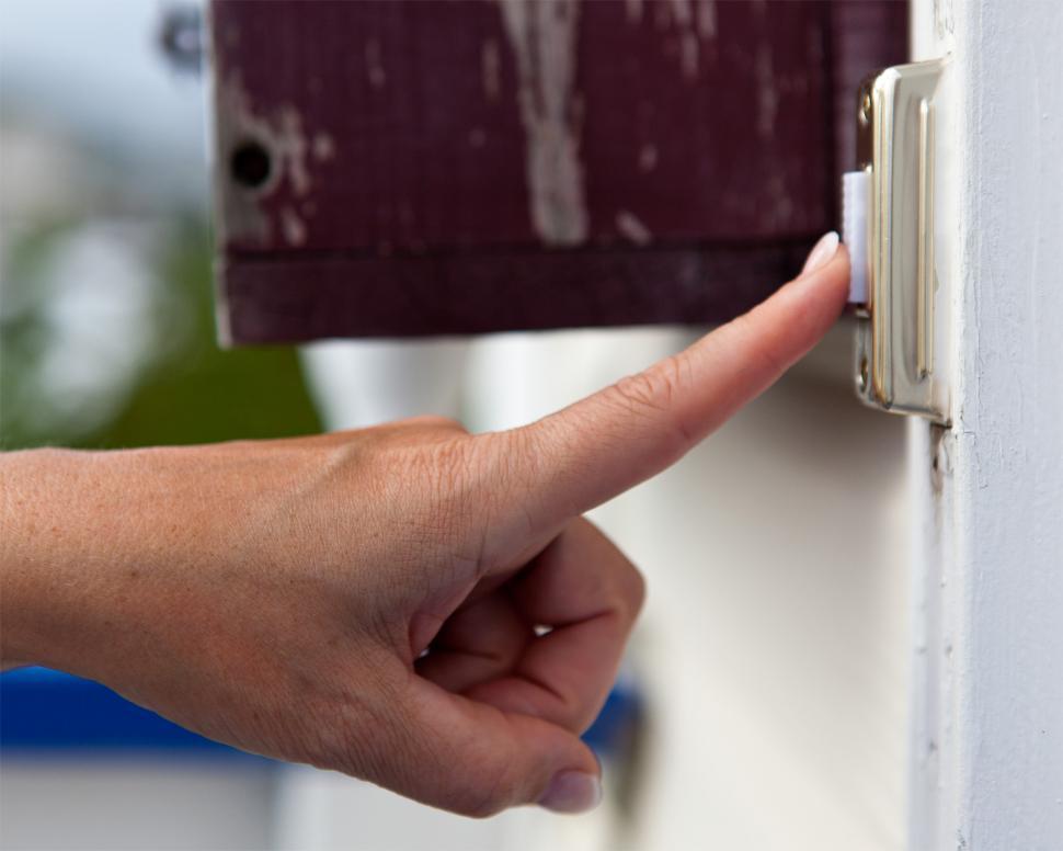 Free Image of Finger pressing a doorbell 