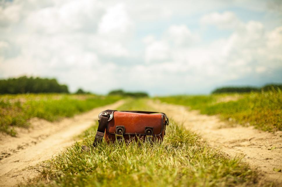 Free Image of Shoulder bag sitting on the groud 