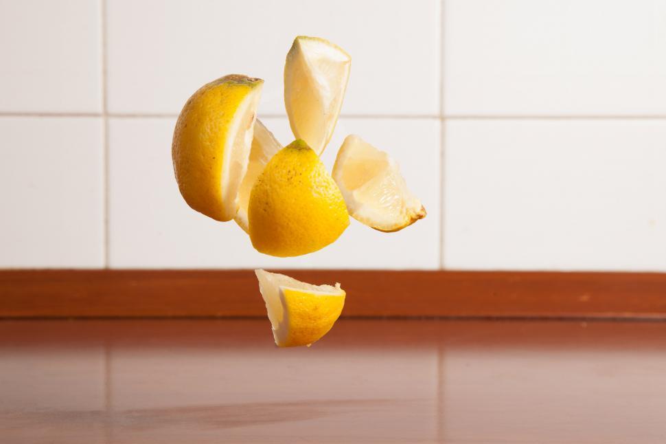 Free Image of Lemon wedges 