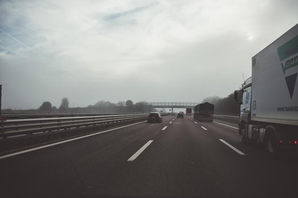 Free Image of Vehicles on highway 