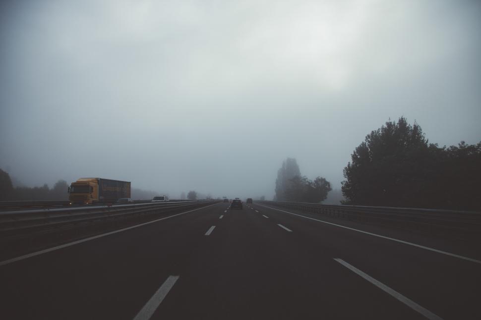 Free Image of Vehicles on highway 
