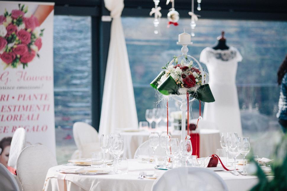 Free Image of Table setting at a luxury wedding reception 